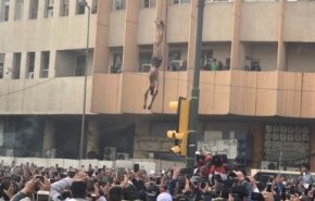 شاهد: قتل و سحل شخص في ساحة الوثبة ببغداد