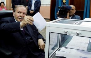 شاهد... بوتفليقة يصوت بالوكالة في انتخابات الجزائر