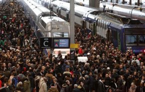 شاهد.. إضراب عمال القطارات يفسد عطلة الميلاد في فرنسا