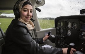 بالفيديو... هذه قصة أول لاجئة سورية تقود طائرة ببريطانيا 