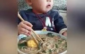 شاهد طفل في الثانية من عمره يأكل بطريقة احترافية