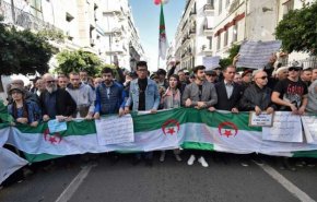 تظاهرات طلابية بالجزائر رغم الحداد على قائد الجيش
