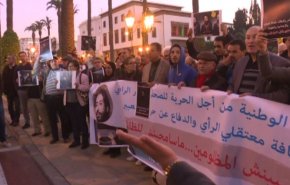 المغرب: تغريدة تسقط صحفي بالسجن وتفجر تظاهرات +فيديو