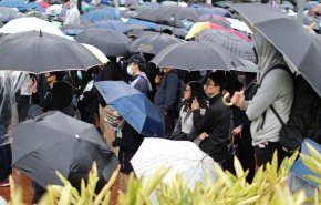 أكثر من ألف يتظاهرون تحت المطر الغزير في هونغ كونغ