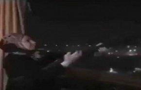 بالفيديو.. نائبة مصرية تستخدم سلاحا ناريا في عرس ابنها