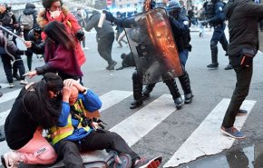 حمله پلیس فرانسه به معترضان پاریس با گاز اشک‌آور
