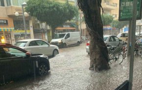بالفيديو... الأمطار تغرق شوارع تل أبيب 