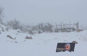 جنوب لبنان.. رفع صورة للشهيد سليماني عند بوابة بركة النقار