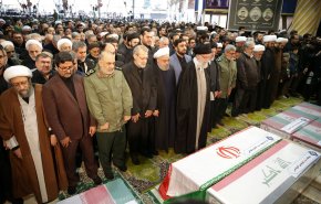 قائد الثورة الاسلامية يصلي على جثامين القادة الشهداء