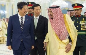 شاهد رئيس وزراء اليابان مرتديا عباءة عربية بمحضر إبن سلمان