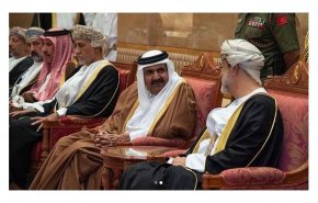 أمير قطر السابق يعزي سلطان عمان بوفاة السلطان قابوس 