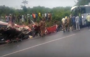 شاهد.. عشرات القتلى والجرحى جراء تصادم حافلتين جنوبي غانا