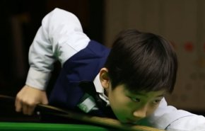 طفل ذو موهبة خارقة بفنون البلياردو