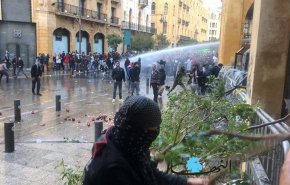 متظاهرون بوسط بيروت يعتدون على القوى الأمنية