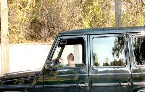 بالفيديو.. طفل يقود سيارة دفع رباعي أمام والديه