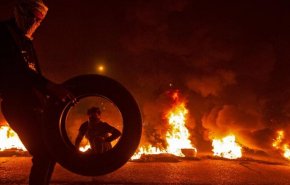 شاهد بالصور...احراق اطارات على طريق مطار النجف