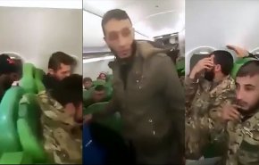 مسلحون سوريون على متن طائرة متجهة الى ليبيا