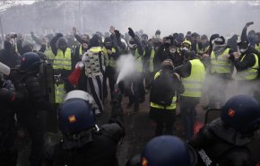 اشتباكات عنيفة بين السترات الصفراء والشرطة الفرنسية