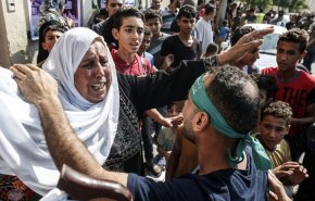 أسير فلسطيني يعانق والدته بعد إطلاق سراحه + فيديو