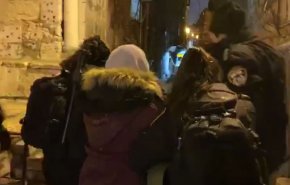 بالفيديو..الاحتلال ينفذ حملة اعتقالات واسعة في محيط المسجد الاقصى