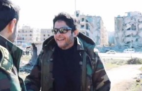 بالفيديو/ معين شريف بزي الجيش السوري على جبهات القتال بحلب