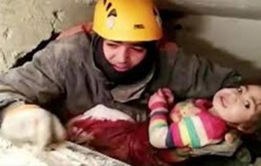 إنقاذ طفلة بأعجوبة من تحت الأنقاض في تركيا + فيديو