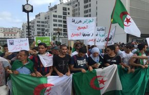 شاهد بالفيديو.. الحراك الشعبي الجزائري يطرد الاحزاب 