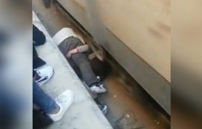 بالفيديو... مصري ينقذ ابنته بأعجوبة من أسفل القطار
