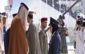 شاهد..أول فتاة قطرية برتبة طيار مقاتل يكرمها الامير