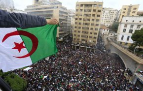 الجزائر ترحل 24 أجنبيا شاركوا في الحراك الشعبي