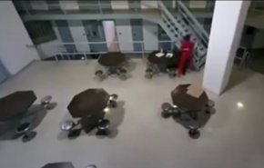 فيديو... شجار عنيف بين سفاح وشرطي داخل سجن امريكي