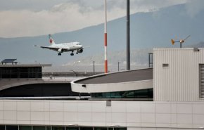 لحظه فرود هواپيماى كانادایی دچار نقص فنی در فرودگاه مادريد + فیلم