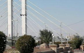 متظاهرون يعيدون فتح جسرين في الناصرية امام حركة السير
