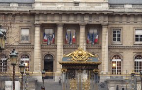 فرنسا تبدأ محاكمة منتحلي شخصية وزير خارجيتها