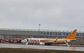 شاهد.. انشطار طائرة ركاب تركية في مطار بإسطنبول إلى أجزاء