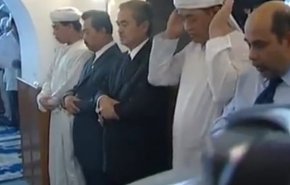 ما حقيقة صلاة رئیس وزراء الصين في أحد مساجد بكين! + فيديو