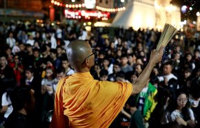 بالصور... الآلاف يشعلون الشموع تأبينا لضحايا 