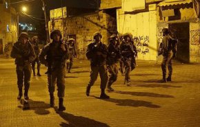 قوات الاحتلال تقتحم بلدة حزما في القدس