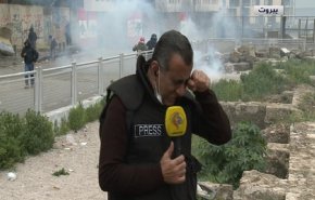 شاهد...تعرض مراسل قناة العالم لقنابل الغاز وسط بيروت
