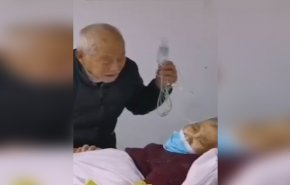 فيديو يشعل الإنترنت... رومانسية زوجين مسنين مصابين بـ