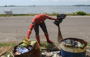 شاهد.. 'سبايدر مان' يجمع القمامة على شواطئ إندونيسيا!