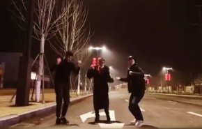 بالفيديو.. مصري يتحدى كورونا بالرقص في شوارع ووهان