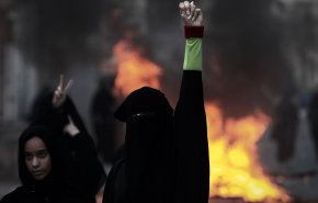 نشطاء بحرينيون يجسدون ثورة 14 فبراير أمام بوابة برلين 