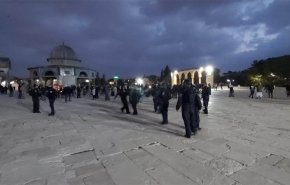 عقب صلاة الفجر.. الاحتلال يعتدي على المصلين