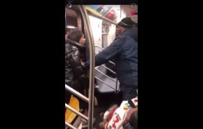 مشاجرة بالسكاكين بين زوجين في عربة قطار+فيديو