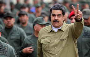 فنزويلا تحشد قواتها بالقرب من حدود كولومبيا