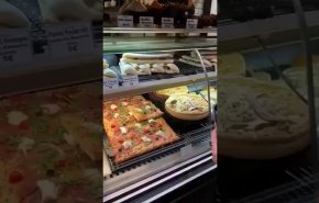 حقيقة الفئران تأكل البيتزا في احد مطاعم عمان.. بالفيديو