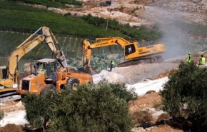 جرافات الاحتلال تجرف أراضي الفلسطينيين في القدس