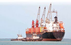 العدوان السعودي يواصل احتجازه للسفن النفطية والغذائية اليمنية