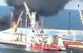 شاهد..قوات حفتر تدمر سفينة تركية في ميناء طرابلس البحري
